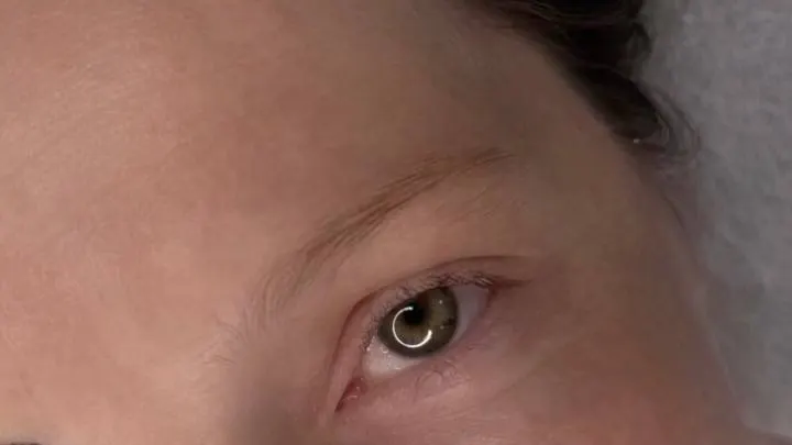 Antes: Diseño y tinte de cejas.