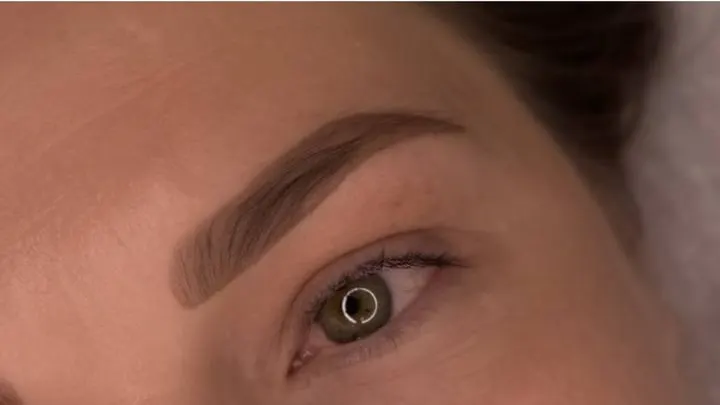 Después: Diseño y tinte de cejas.