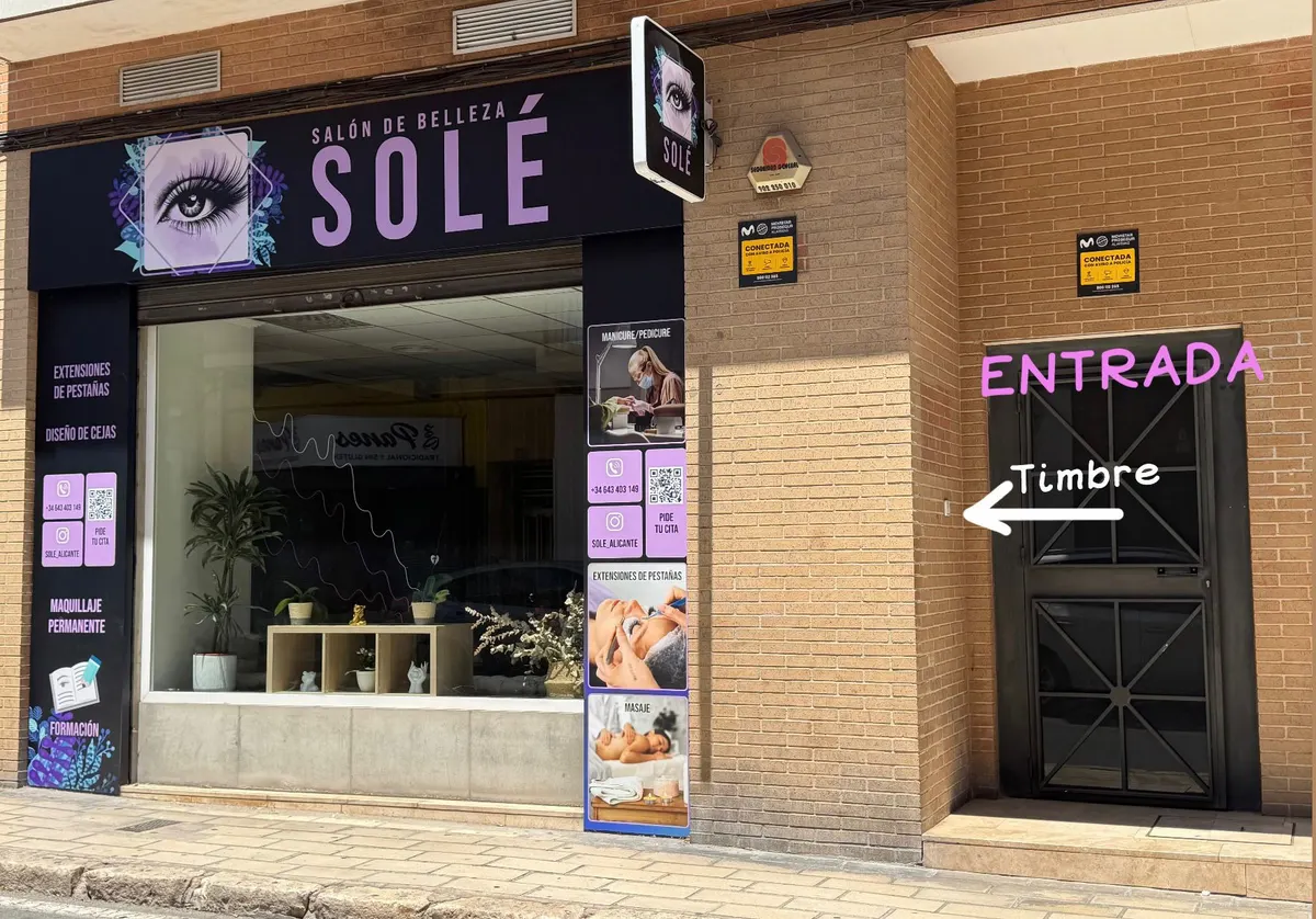 Fachada de SOLE en la calle Padre Mariana 20: escaparate y, a la derecha, la puerta de entrada con el timbre